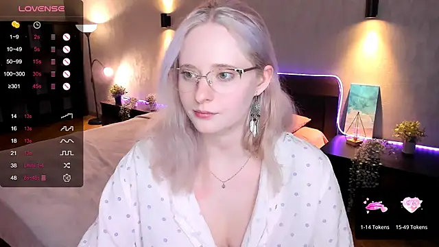 Snapshot of Aemilia_ chatting on 02.12.25 Aemilia online show from 02.12.25