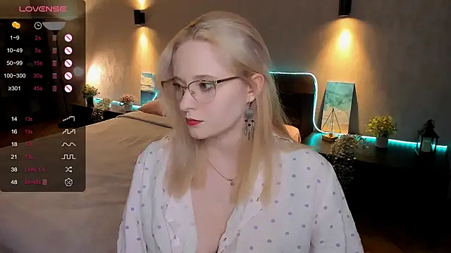 Snapshot of Aemilia_ chatting on 02.14.25 Aemilia online show from 02.14.25
