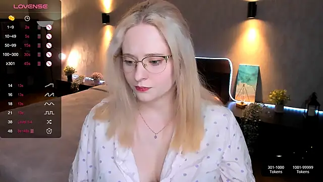 Snapshot of Aemilia_ chatting on 02.15.25 Aemilia online show from 02.15.25