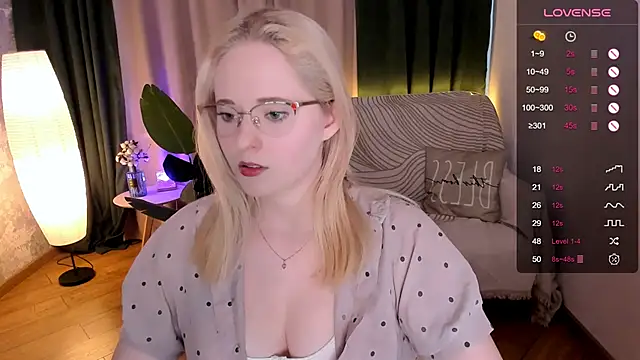 Snapshot of Aemilia_ chatting on 03.04.25 Aemilia online show from 03.04.25