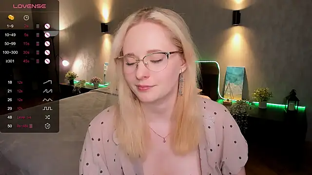 Snapshot of Aemilia_ chatting on 03.08.25 Aemilia online show from 03.08.25