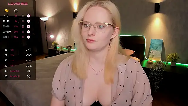 Snapshot of Aemilia_ chatting on 03.09.25 Aemilia online show from 03.09.25