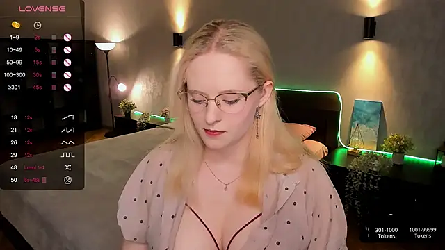 Snapshot of Aemilia_ chatting on 03.10.25 Aemilia online show from 03.10.25