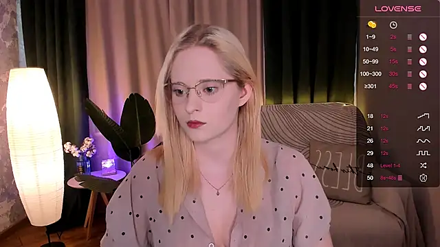 Snapshot of Aemilia_ chatting on 03.19.25 Aemilia online show from 03.19.25