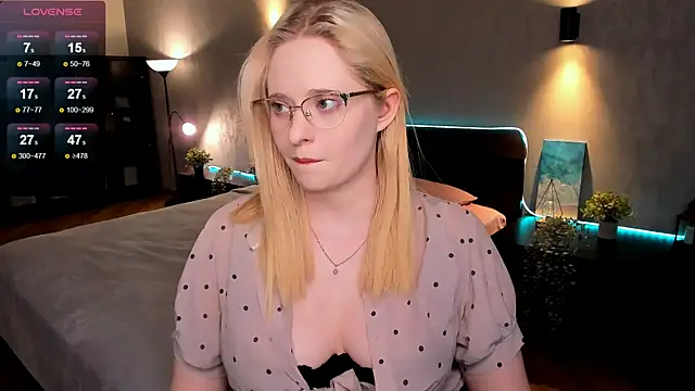 Snapshot of Aemilia_ chatting on 03.20.25 Aemilia online show from 03.20.25