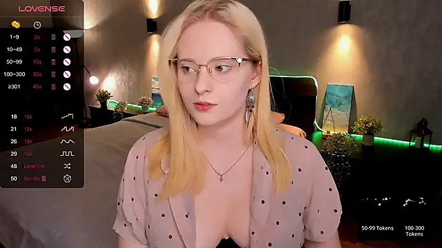 Snapshot of Aemilia_ chatting on 03.22.25 Aemilia online show from 03.22.25