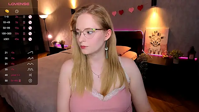 Snapshot of Aemilia_ chatting on 09.21.25 Aemilia online show from 09.21.25