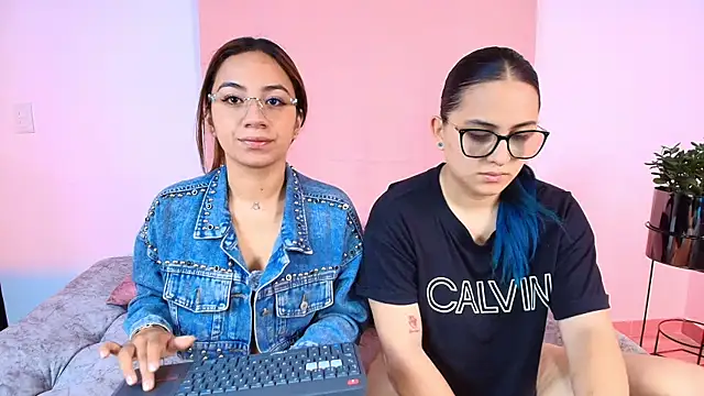 Snapshot of Jules_n_Gia chatting on 10.29.25 Jules n Gia online show from 10.29.25