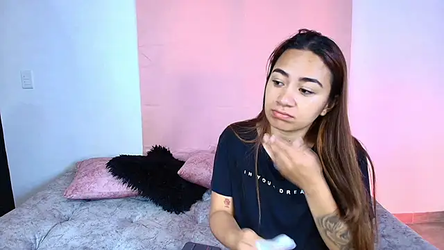 Snapshot of Jules_n_Gia chatting on 11.02.25 Jules n Gia online show from 11.02.25