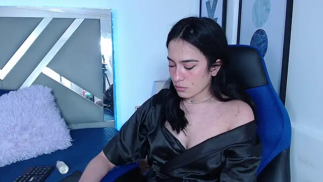 Snapshot of ZaraDames_ chatting on 12.20.24 ZaraDames online show from 12.20.24