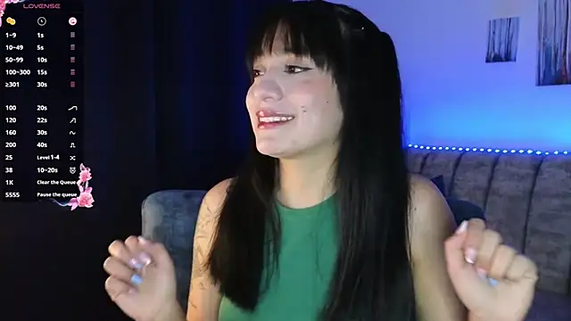 Snapshot of ZaraDames_ chatting on 10.05.25 ZaraDames online show from 10.05.25