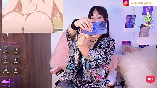 Snapshot of mikuru_hara chatting on 12.22.24 mikuru hara online show from 12.22.24