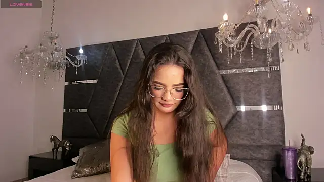 Snapshot of IsabellaGrey19 chatting on 09.22.25 IsabellaGrey19 online show from 09.22.25