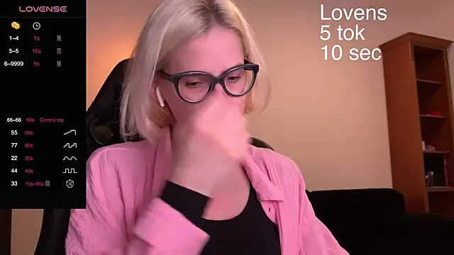 Snapshot of Sexy_Sweets chatting on 10.02.25 Sexy Sweets online show from 10.02.25