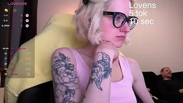 Snapshot of Sexy_Sweets chatting on 10.04.25 Sexy Sweets online show from 10.04.25