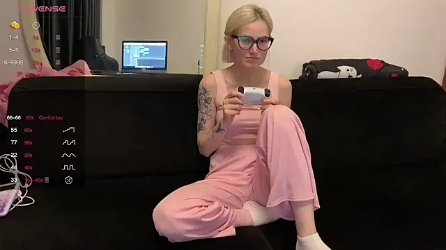 Snapshot of Sexy_Sweets chatting on 10.06.25 Sexy Sweets online show from 10.06.25