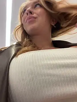 Snapshot of Sweet___Emily chatting on 01.03.25 Sweet   Emily online show from 01.03.25