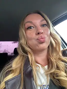 Snapshot of Sweet___Emily chatting on 11.03.25 Sweet   Emily online show from 11.03.25