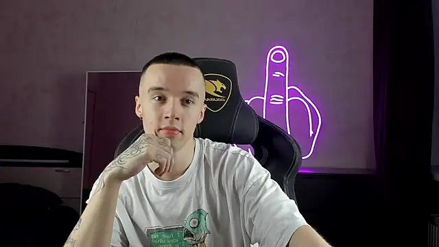 Snapshot of MasonWarholl chatting on 12.14.24 MasonWarholl online show from 12.14.24