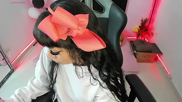 Snapshot of zoesullivan chatting on 12.20.24 zoesullivan online show from 12.20.24