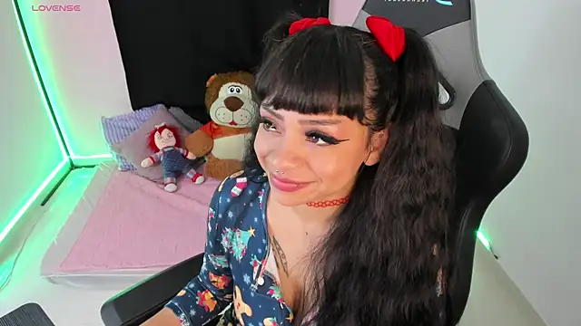 Snapshot of zoesullivan chatting on 12.25.24 zoesullivan online show from 12.25.24