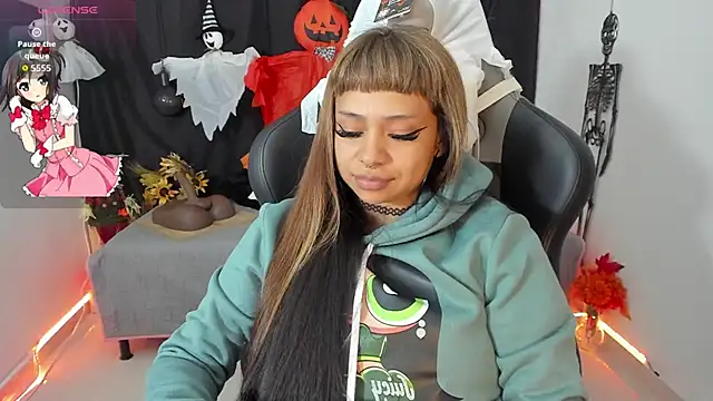Snapshot of zoesullivan chatting on 10.14.25 zoesullivan online show from 10.14.25