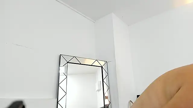 Snapshot of Juliabadlee chatting on 12.17.24 Juliabadlee online show from 12.17.24