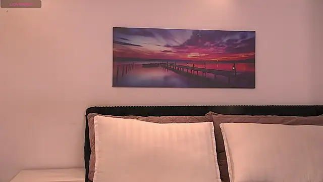 Snapshot of EmaCourtis chatting on 10.28.25 EmaCourtis online show from 10.28.25