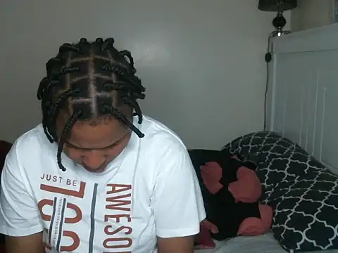 Snapshot of R-thequeen chatting on 12.05.24 R-thequeen online show from 12.05.24