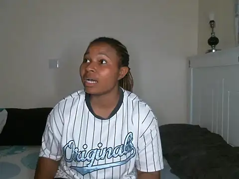 Snapshot of R-thequeen chatting on 02.01.25 R-thequeen online show from 02.01.25