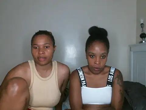 Snapshot of R-thequeen chatting on 02.05.25 R-thequeen online show from 02.05.25