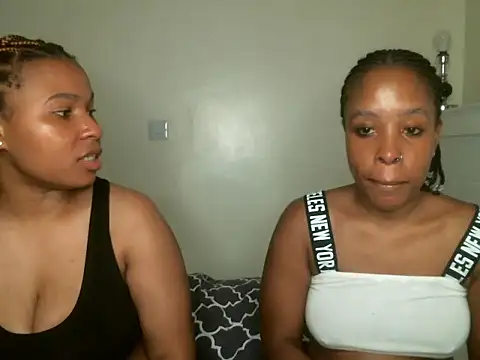 Snapshot of R-thequeen chatting on 03.11.25 R-thequeen online show from 03.11.25