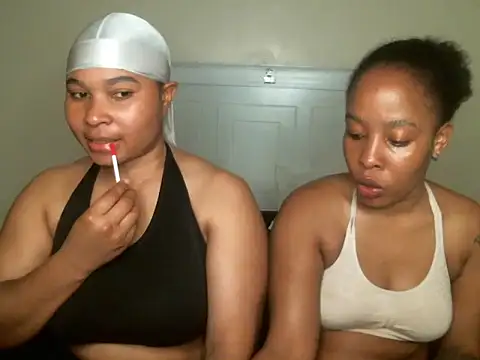 Snapshot of R-thequeen chatting on 09.09.25 R-thequeen online show from 09.09.25