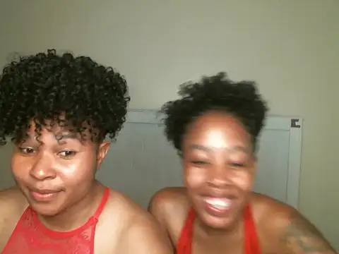 Snapshot of R-thequeen chatting on 09.10.25 R-thequeen online show from 09.10.25