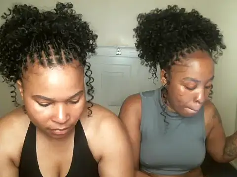 Snapshot of R-thequeen chatting on 09.12.25 R-thequeen online show from 09.12.25