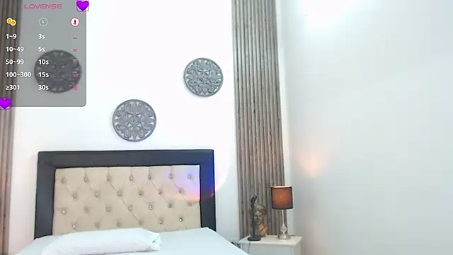 Snapshot of Julieta_De_Los_Angeles chatting on 12.19.24 Julieta De Los Angeles online show from 12.19.24