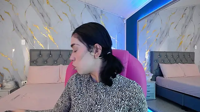 Snapshot of Julieta_De_Los_Angeles chatting on 02.21.25 Julieta De Los Angeles online show from 02.21.25