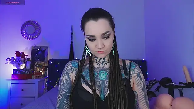 Snapshot of SindelDark chatting on 12.26.24 SindelDark online show from 12.26.24