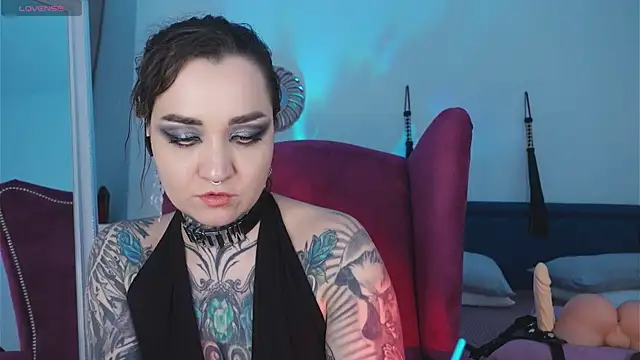 Snapshot of SindelDark chatting on 01.19.25 SindelDark online show from 01.19.25