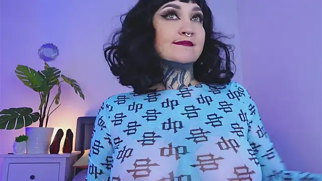 Snapshot of SindelDark chatting on 09.18.25 SindelDark online show from 09.18.25