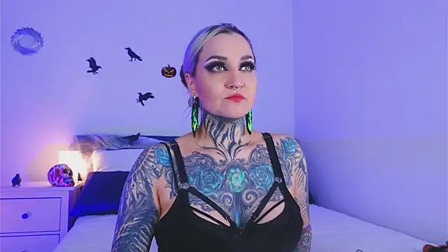 Snapshot of SindelDark chatting on 10.24.25 SindelDark online show from 10.24.25