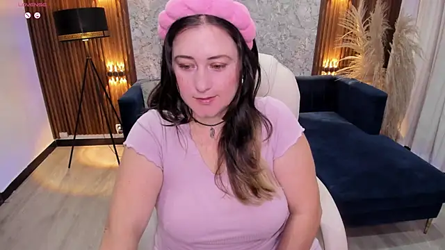 Snapshot of lenah_smith chatting on 09.17.25 lenah smith online show from 09.17.25