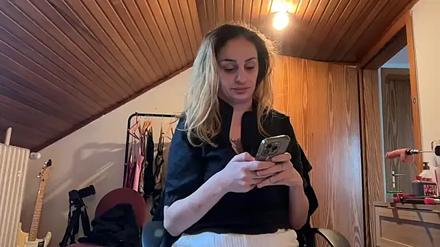 Snapshot of JeSuisUnTapin chatting on 09.25.25 JeSuisUnTapin online show from 09.25.25