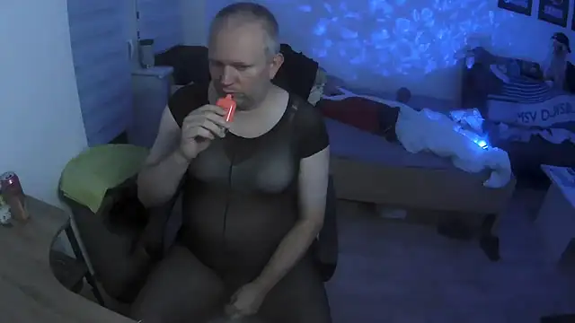 Snapshot of ShyBoy1982 chatting on 09.27.25 ShyBoy1982 online show from 09.27.25