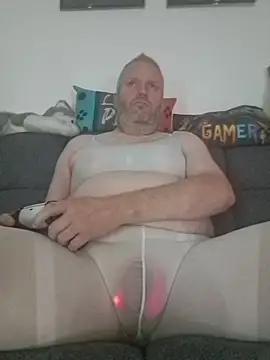 Snapshot of ShyBoy1982 chatting on 11.09.25 ShyBoy1982 online show from 11.09.25