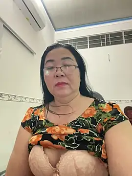 Snapshot of NDith chatting on 03.02.25 NDith online show from 03.02.25