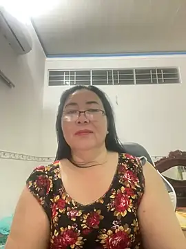 Snapshot of NDith chatting on 03.04.25 NDith online show from 03.04.25