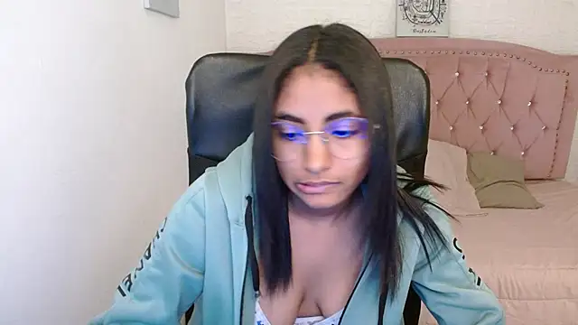 Snapshot of shaneelle chatting on 03.11.25 shaneelle online show from 03.11.25