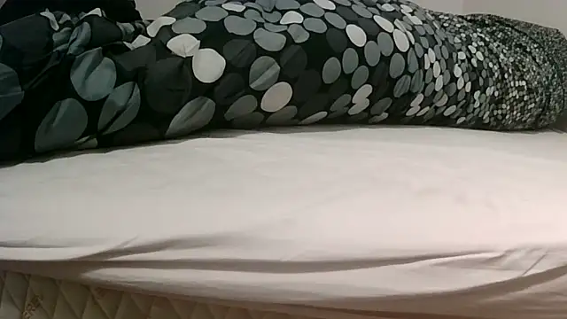 Snapshot of robertone80 chatting on 02.28.25 robertone80 online show from 02.28.25