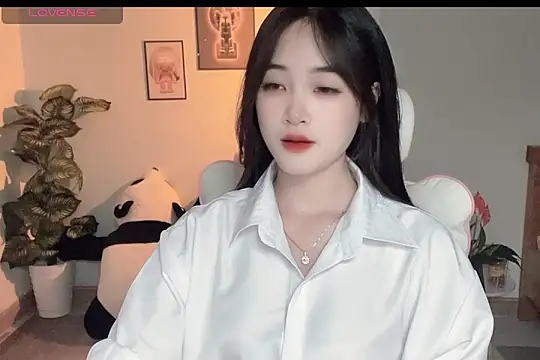 Snapshot of _Aimy_ chatting on 09.18.25 Aimy online show from 09.18.25
